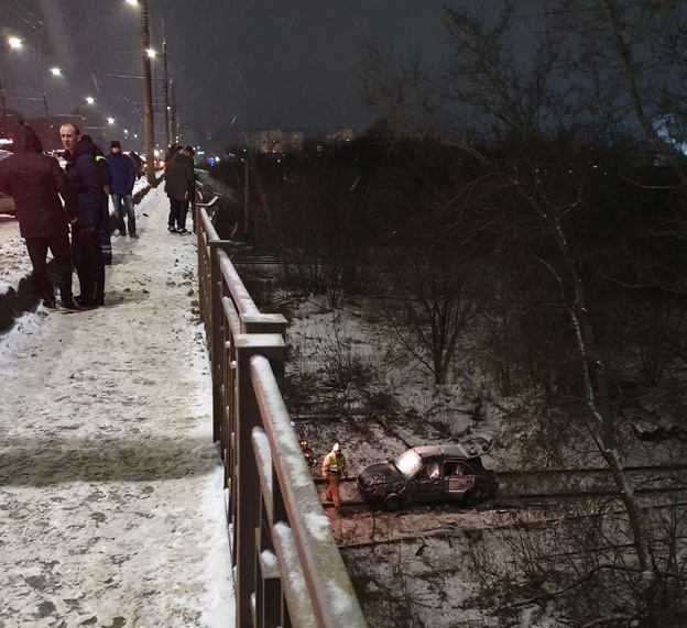 В Кирове автомобиль рухнул с моста на улице Воровского