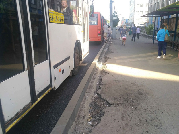 После предписания мэрии подрядчики не убрали высокие бордюры на дорогах Кирова