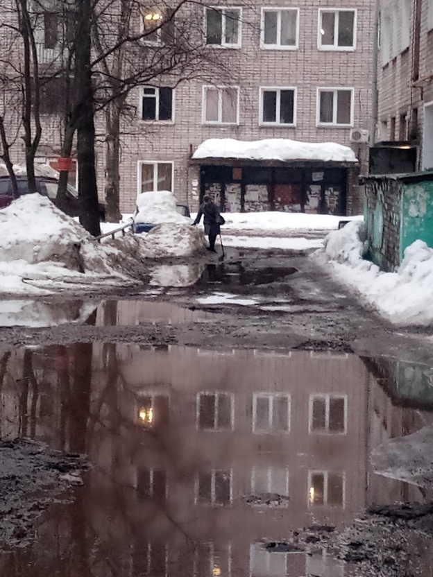Весна пришла. Кировчане делятся фотографиями «растаявшего асфальта» в соцсетях