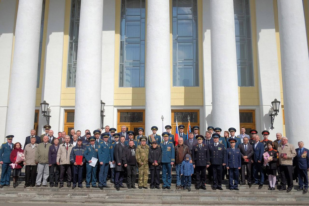 Губернатор Александр Соколов вручил кировским пожарным ключи от новой спецтехники