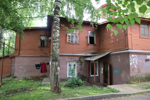 В одном из домов Кирова из-за некачественного ремонта крыши прогнила несущая стена