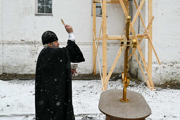 На купол братского корпуса Трифонова монастыря установили крест