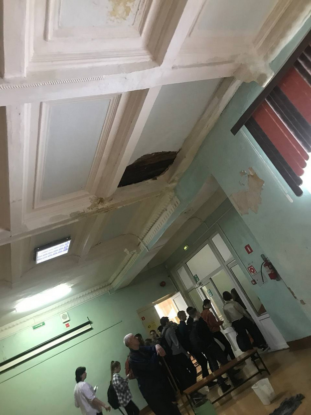 В здании кировской школы № 45 протекает и разрушается потолок