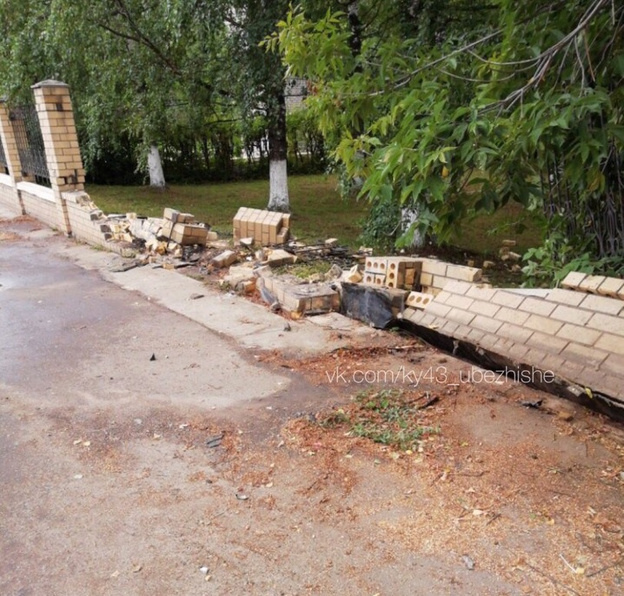 В Кирове «Лада» снесла забор у здания суда