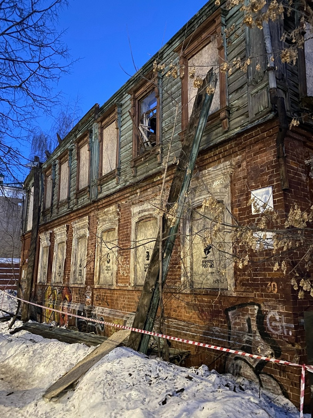 У векового дома в Кирове рухнула крыша