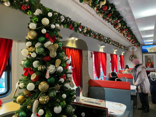В Киров прибыл праздничный поезд Деда Мороза. Фоторепортаж