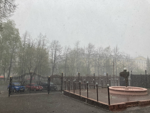 На Киров обрушился майский снегопад. Фото
