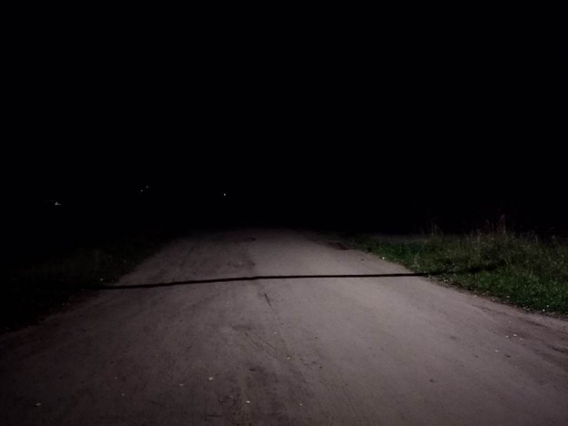«Не видно даже луж»: в Каринторфе больше двух недель не работает уличное освещение