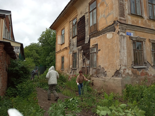 Волонтёры прибрались у ещё одного исторического дома в Кирове