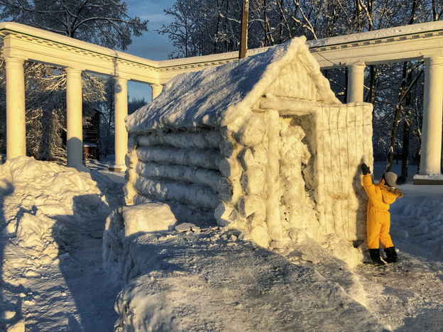 Тигр, Баба-Яга и ледяное поздравление: в Слободском художник начал украшать главную площадь снежными скульптурами