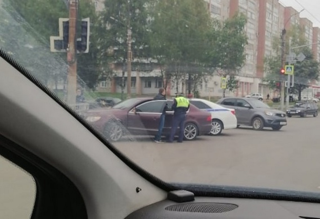 В Кирове возле ТЦ «Макси» на Московской иномарка врезалась в автомобиль ДПС