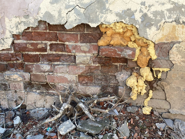 Жить опасно, реставрировать страшно: кто виноват в разрушении дома и флигеля Ездакова на Преображенской