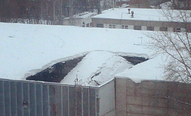 В Кирове крыша заводского ангара обвалилась внутрь