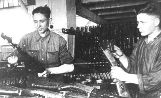 В Вольск передали старинный ППШ, изготовленный на заводе «Молот-Оружие»