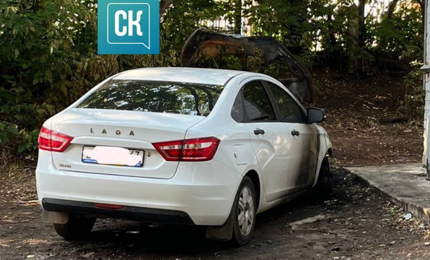 В одном из дворов в Кирове загорелся автомобиль. Видео