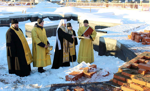 В деревне Лубни освятили основание нового храма