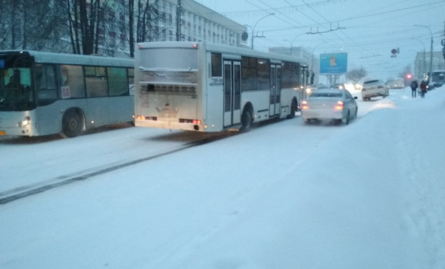Кировским дорожникам поручили сыпать на улицы больше реагентов