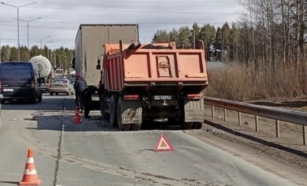 Из-за столкновения грузовиков на Советском тракте ограничено движение