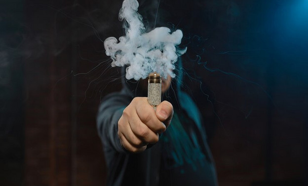 В Госдуме призвали маркетплейсы запретить продажу вейпов для «курения» через нос