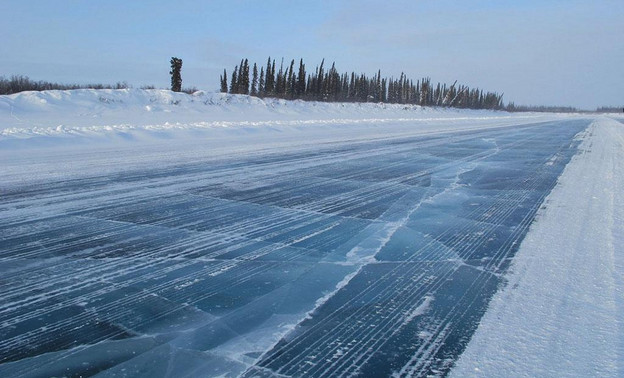 Ледовую переправу, соединяющую две деревни и село в Кировской области, накрыли досками
