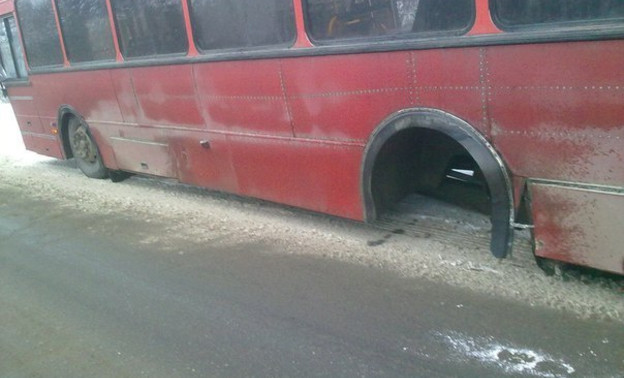 В Кировской области у рейсового автобуса на ходу отпало колесо