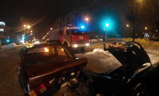 В Кирове спасатели ликвидировали последствия тройного ДТП (ФОТО)