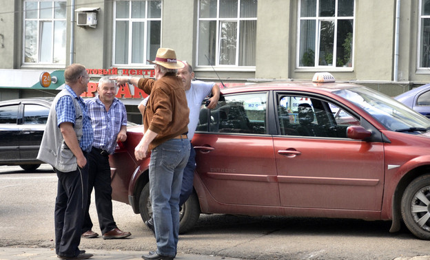 Кировский таксист забрал телефон у клиента, который не хотел платить за поездку