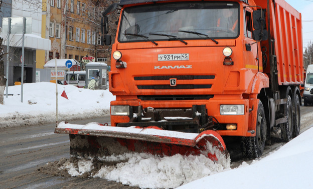 Кировским подрядчикам помешали припаркованные машины на улице Карла Либкнехта