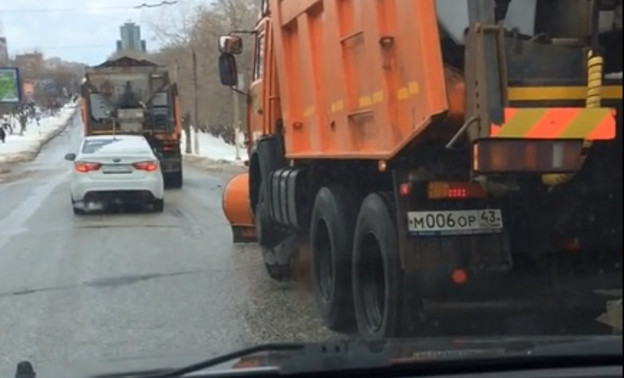 В Кирове коммунальщики убирали невидимый снег (видео)