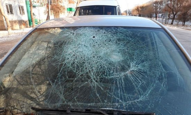В Кирове неизвестные обстреляли иномарку и угрожали водителю