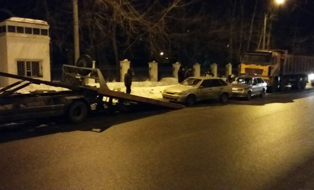 Не повезло: в Кирове с эвакуатора сорвался автомобиль и упал на машину ДПС