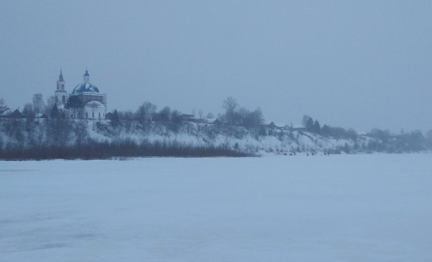 Ловля окуня в штормовой ветер и «нефть» на озере в Советском районе. Еженедельный отчёт о рыбалке в Кировской области