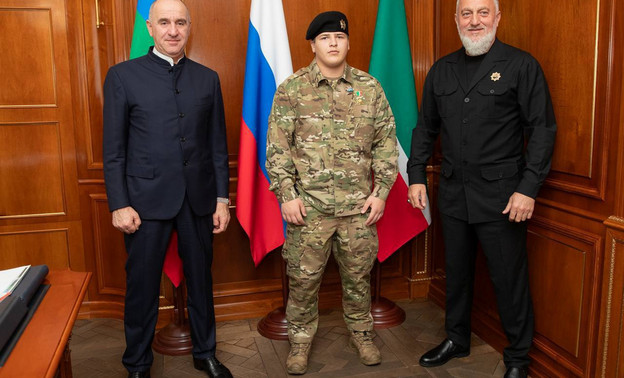 Глава Карачаево-Черкесии наградил сына Рамзана Кадырова за развитие межнационального мира