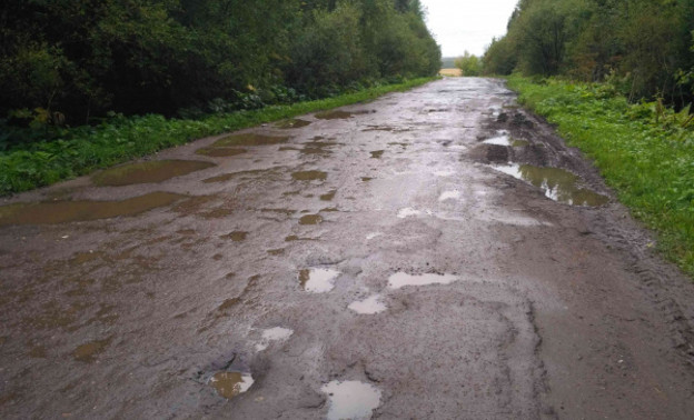 Кировские чиновники превратили асфальтированную дорогу в грунтовую и не могут её отремонтировать