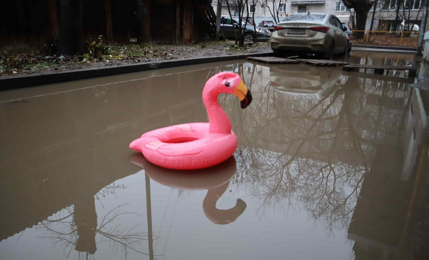 Из-за проблем с ливнёвкой затопило двор дома на Сурикова