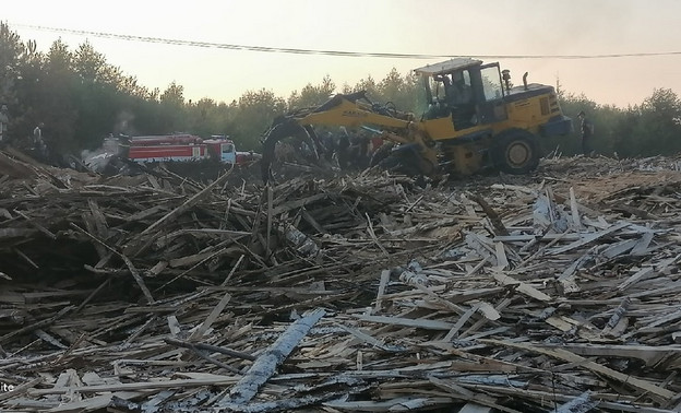 В Подосиновском районе загорелась свалка древесных отходов