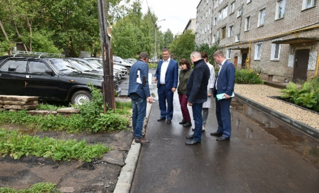 «Почему сразу не проложить тротуар, как удобно жителям?» Илья Шульгин провёл рейд по Ленинскому району