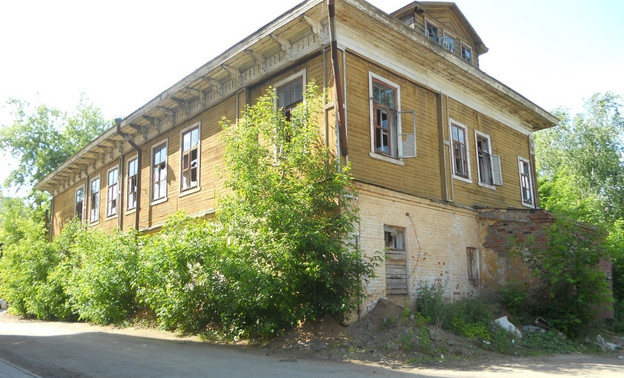 Мэрия продаёт два здания в исторической части Кирова