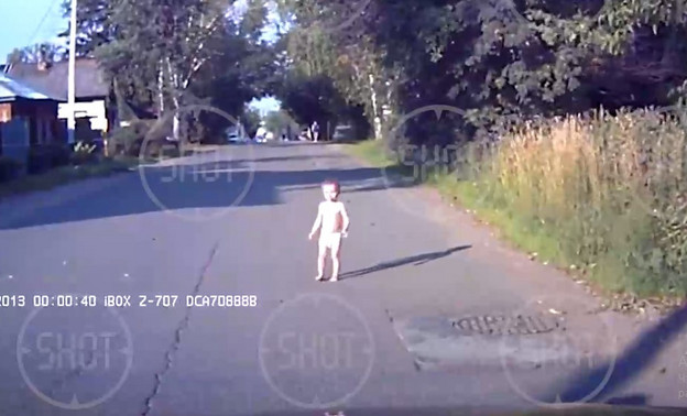 В Кирове ребёнок выбежал на проезжую часть, пока мама занималась своими делами. Видео