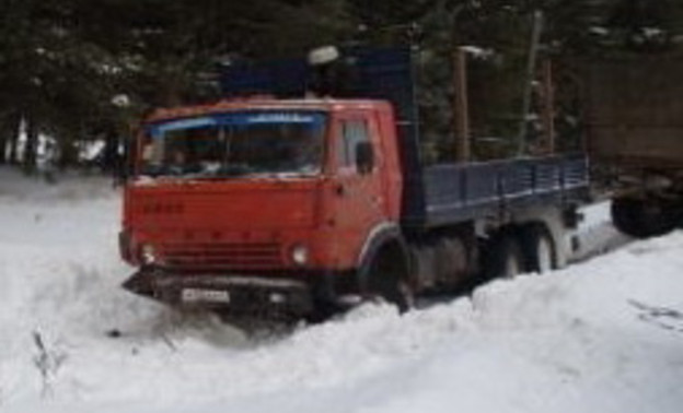 В Кировской области на трассе опрокинулся грузовик