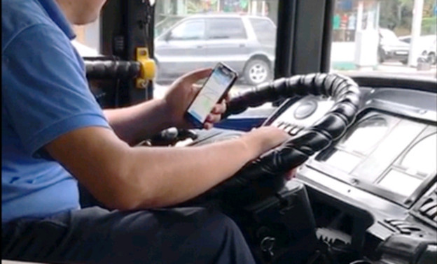 Водителя кировского автобуса могут наказать за пользование телефоном