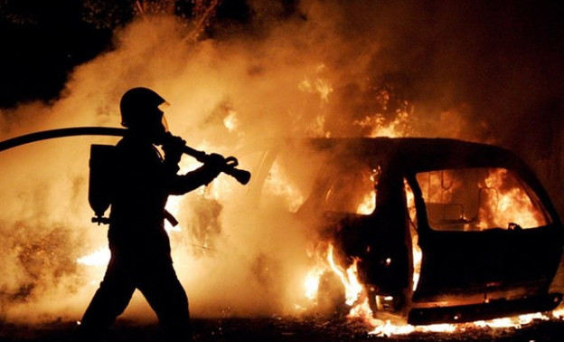 На улице Чапаева ночью горели два «БМВ» и «Тайгер»