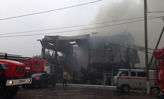 В Кирове сгорел торгово-офисный центр. Фото с места происшествия