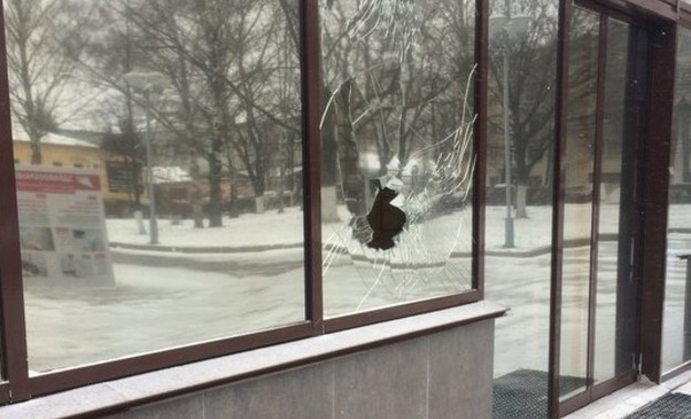 В здании правительства Кировской области вновь разбили стекло