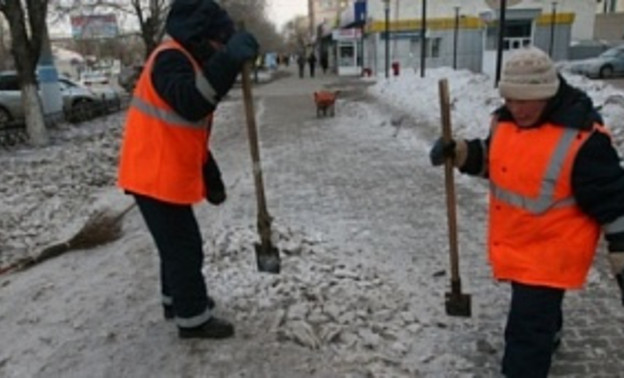 Тротуары в Кирове чистят круглосуточно