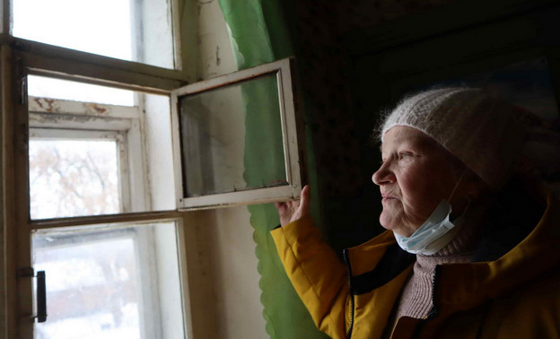 Запах из канализации и мухи мешают жильцам дома на Орловской находиться в квартирах