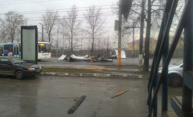 Из-за сильного ветра в Кирове сдуло сразу несколько крыш (фото)