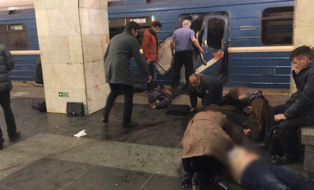 В Петербурге на перегоне между станциями метро прогремели взрывы (ФОТО+ВИДЕО)