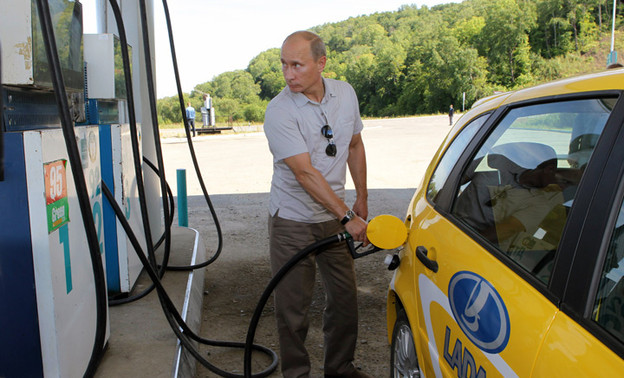Владимир Путин утвердил повышение акцизов на бензин