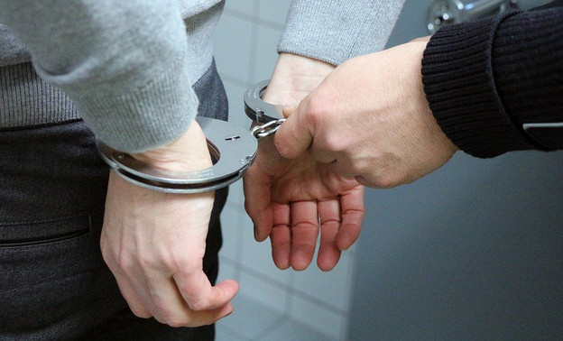 В Котельничском районе трое мужчин украли продукты из магазина и изнасиловали женщину